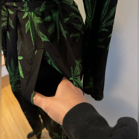 We Are Leone Long Silk Cannabis Leaf Duster Kimono with Belt XS/S - Picture 11 of 14